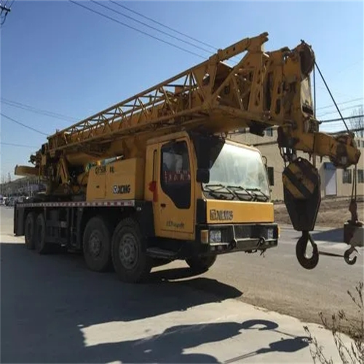 临邑吊车吊挖机吊哪里比较安全